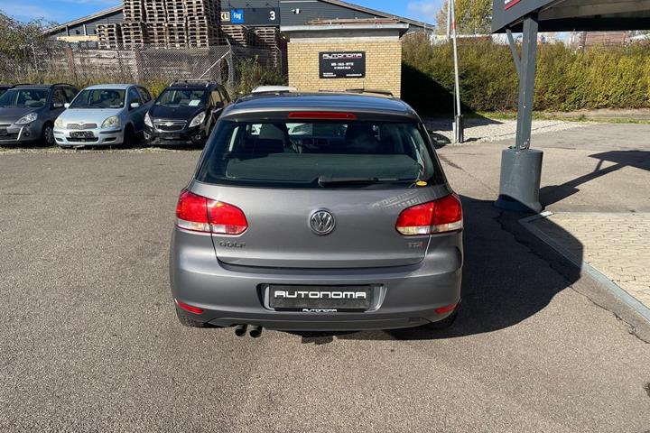 Grå VW Golf VI fra 2012