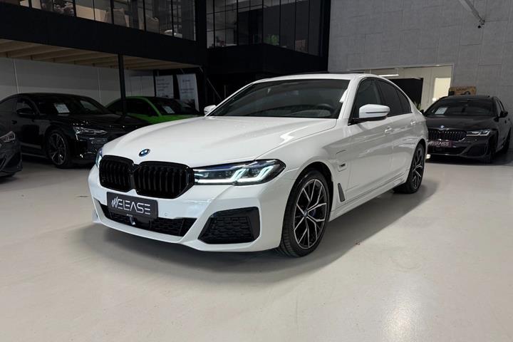 Hvid BMW 545e fra 2023