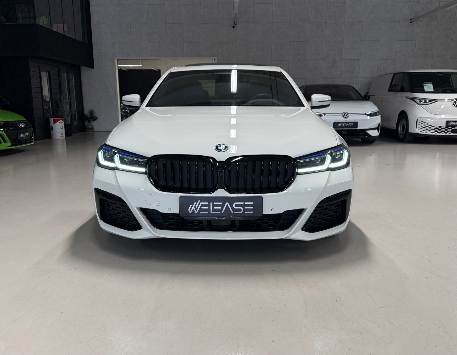 Hvid BMW 545e fra 2023