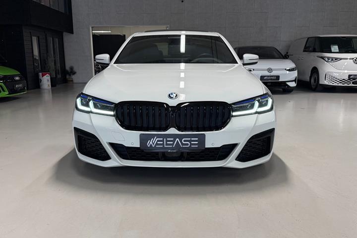 Hvid BMW 545e fra 2023