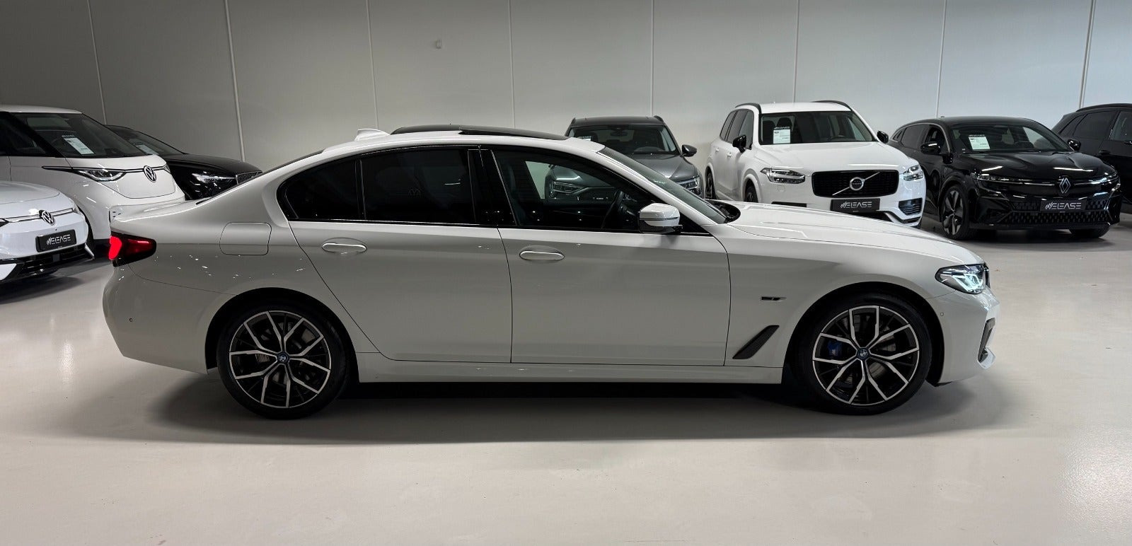 Hvid BMW 545e fra 2023