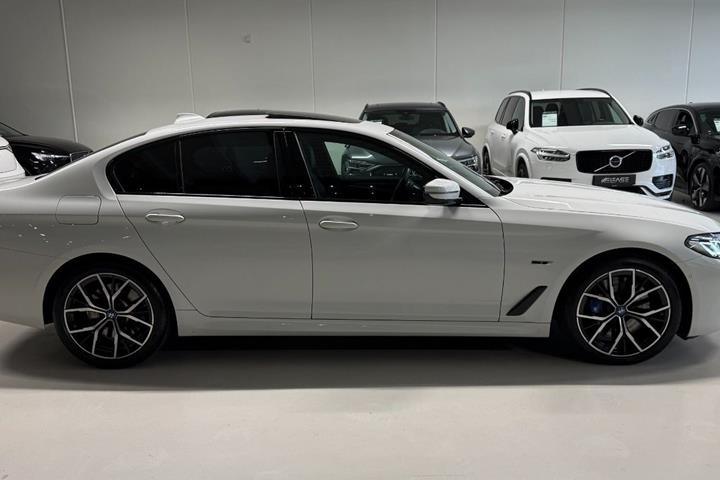 Hvid BMW 545e fra 2023