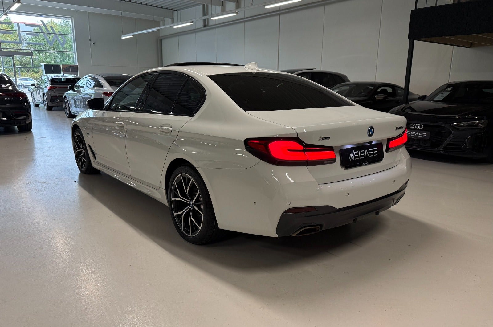 Hvid BMW 545e fra 2023
