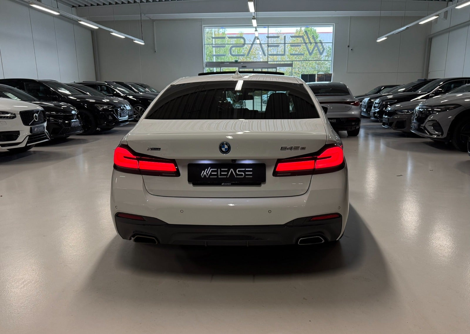 Hvid BMW 545e fra 2023