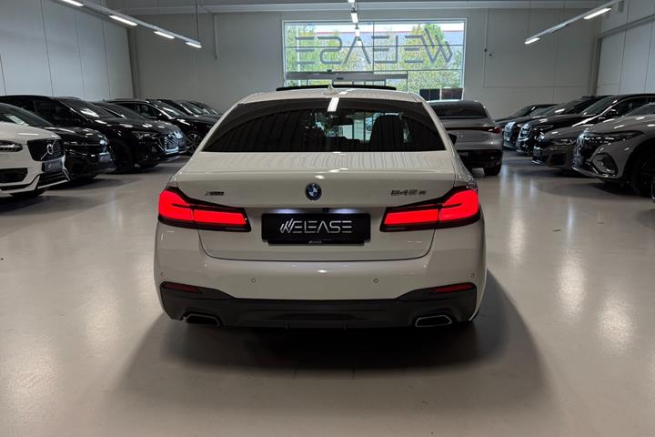 Hvid BMW 545e fra 2023
