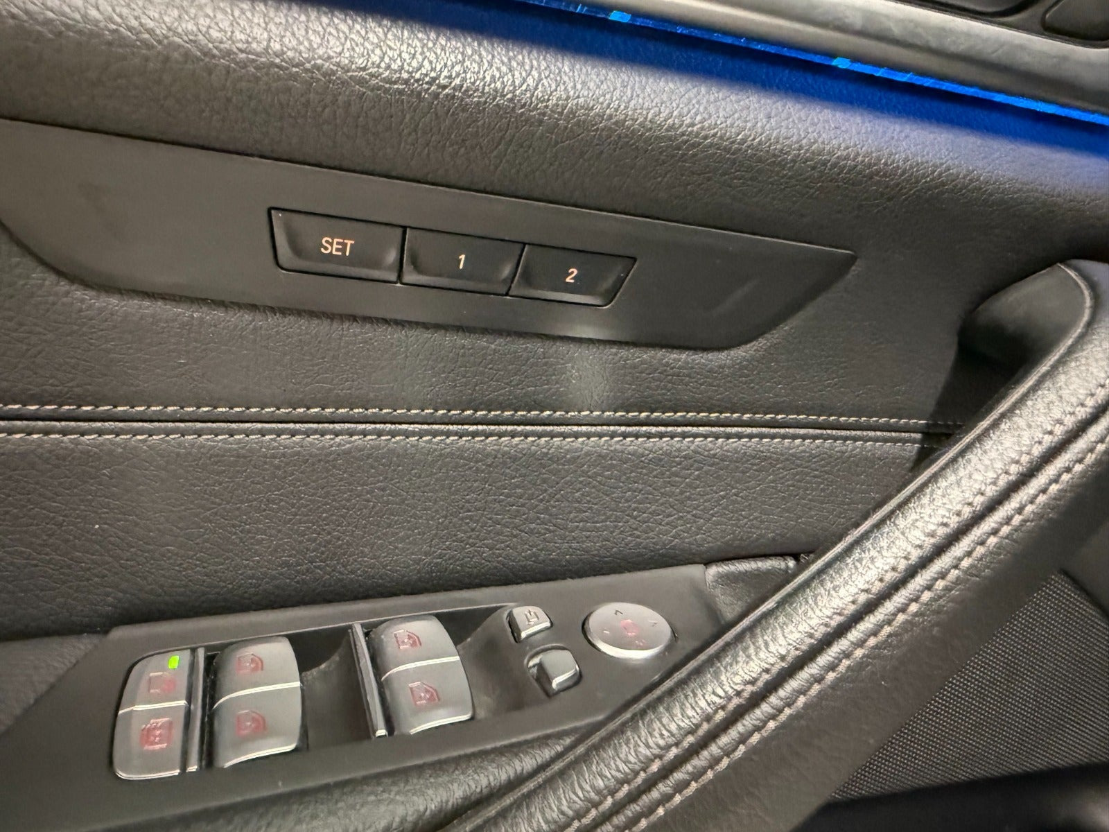 Hvid BMW 545e fra 2023
