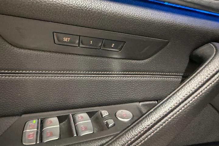 Hvid BMW 545e fra 2023