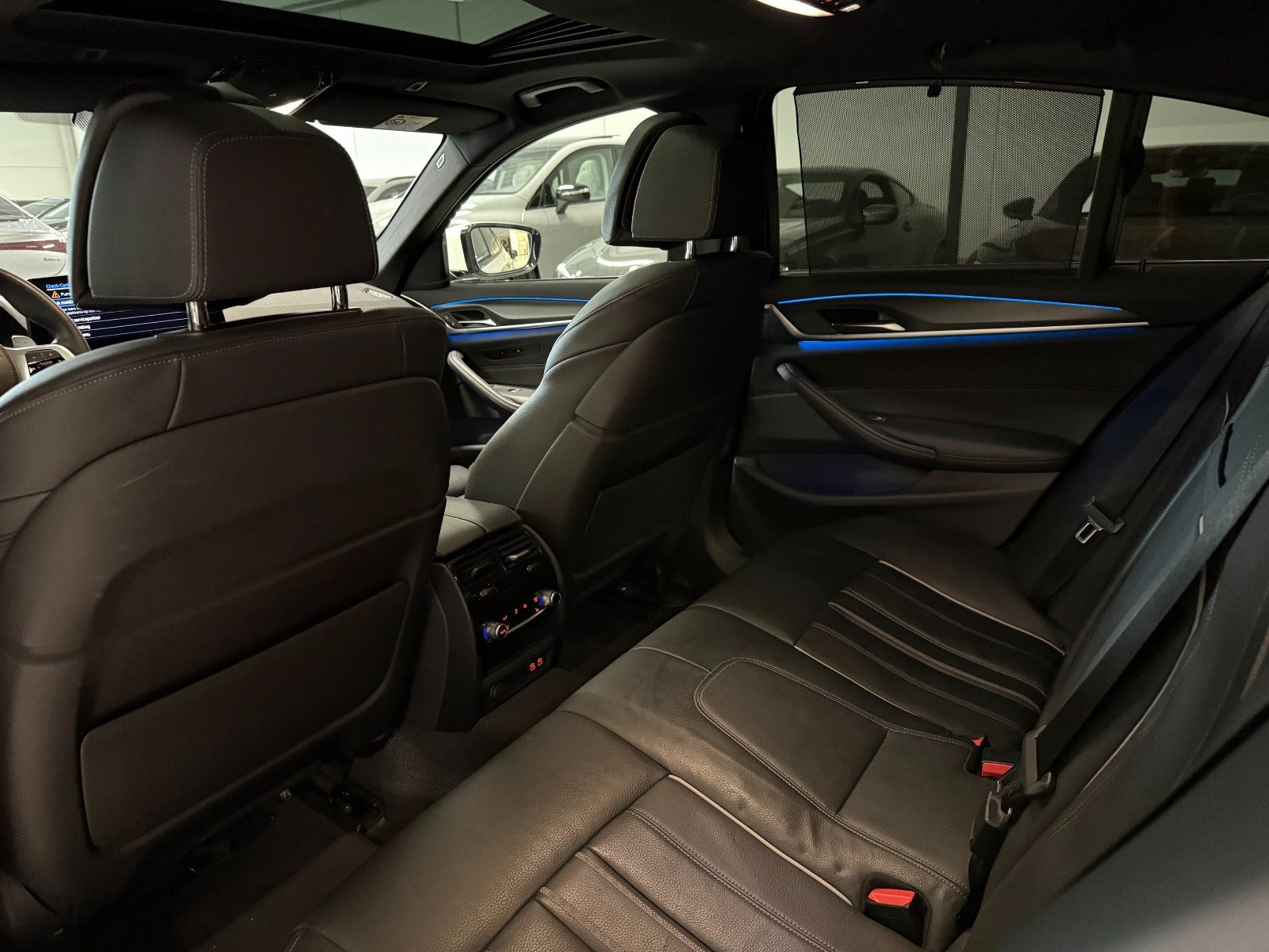 Hvid BMW 545e fra 2023