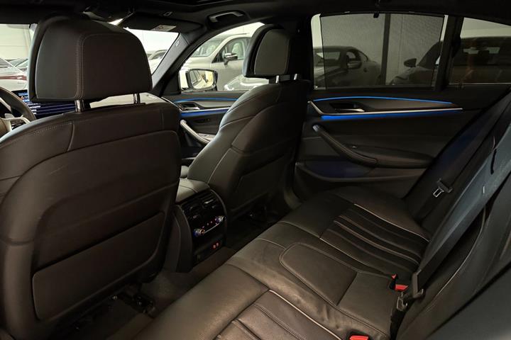 Hvid BMW 545e fra 2023