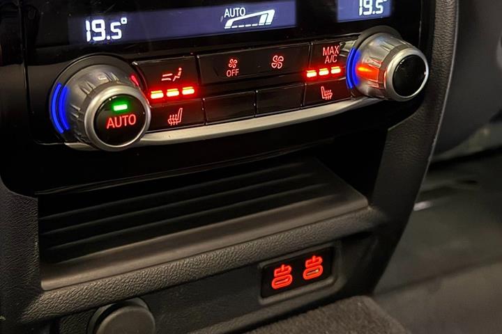 Hvid BMW 545e fra 2023