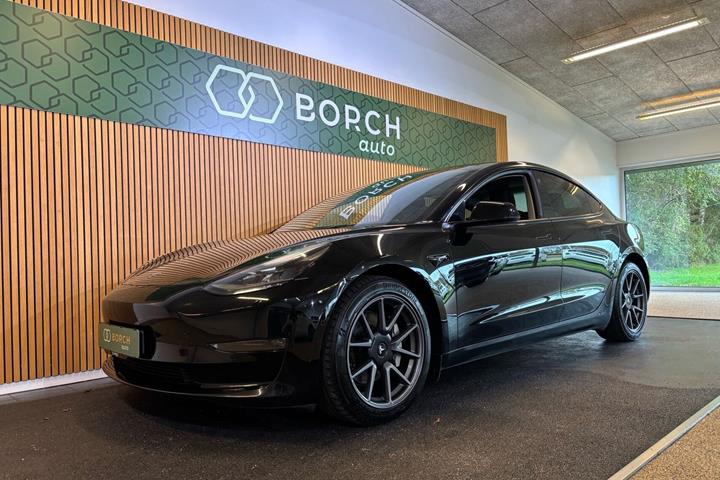 Sort Tesla Model 3 fra 2021 set udefra