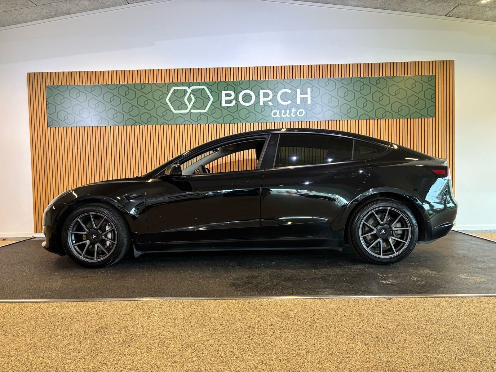 Sort Tesla Model 3 fra 2021