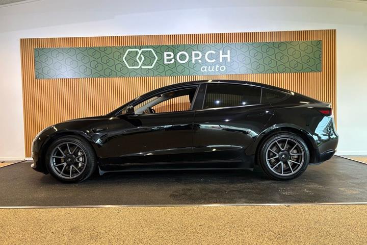 Sort Tesla Model 3 fra 2021