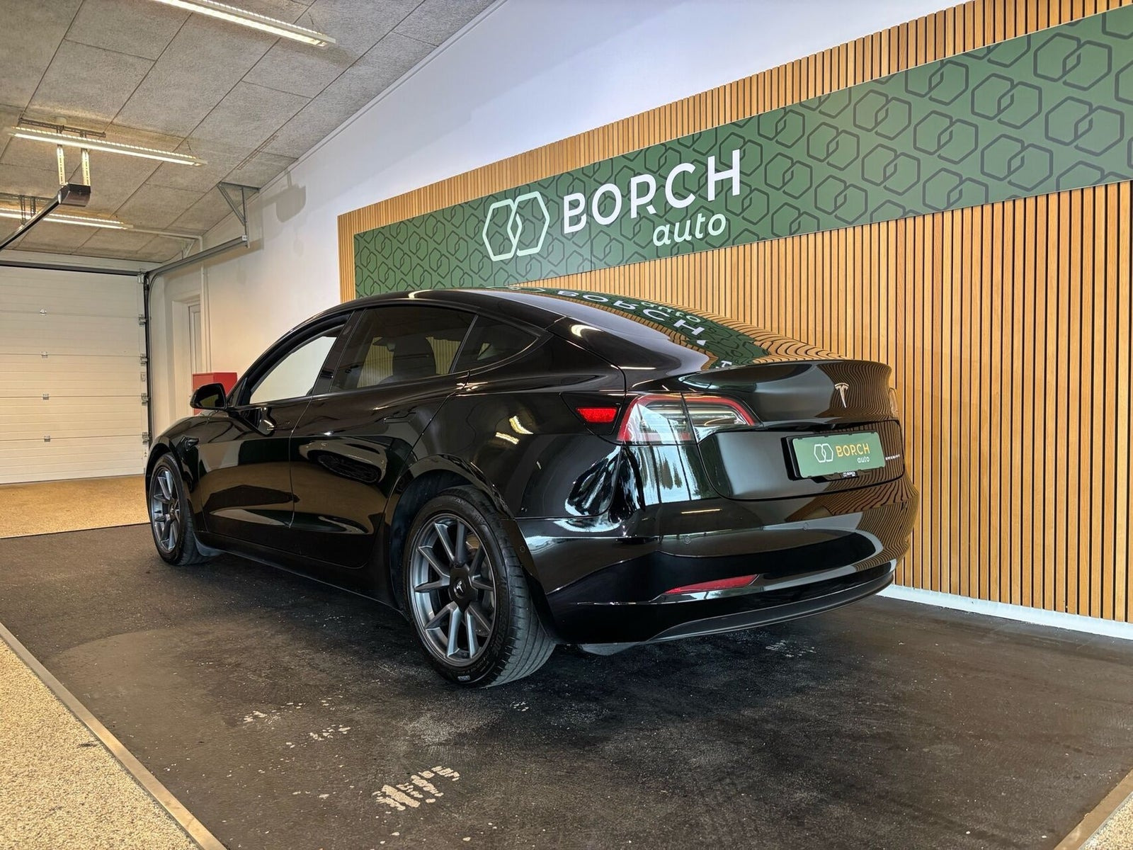 Sort Tesla Model 3 fra 2021