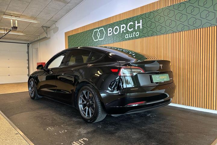 Sort Tesla Model 3 fra 2021