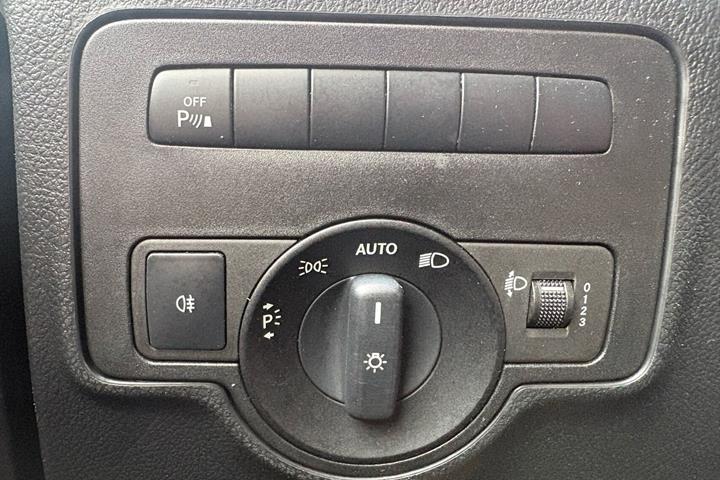 Sort Mercedes Vito 119 fra 2019