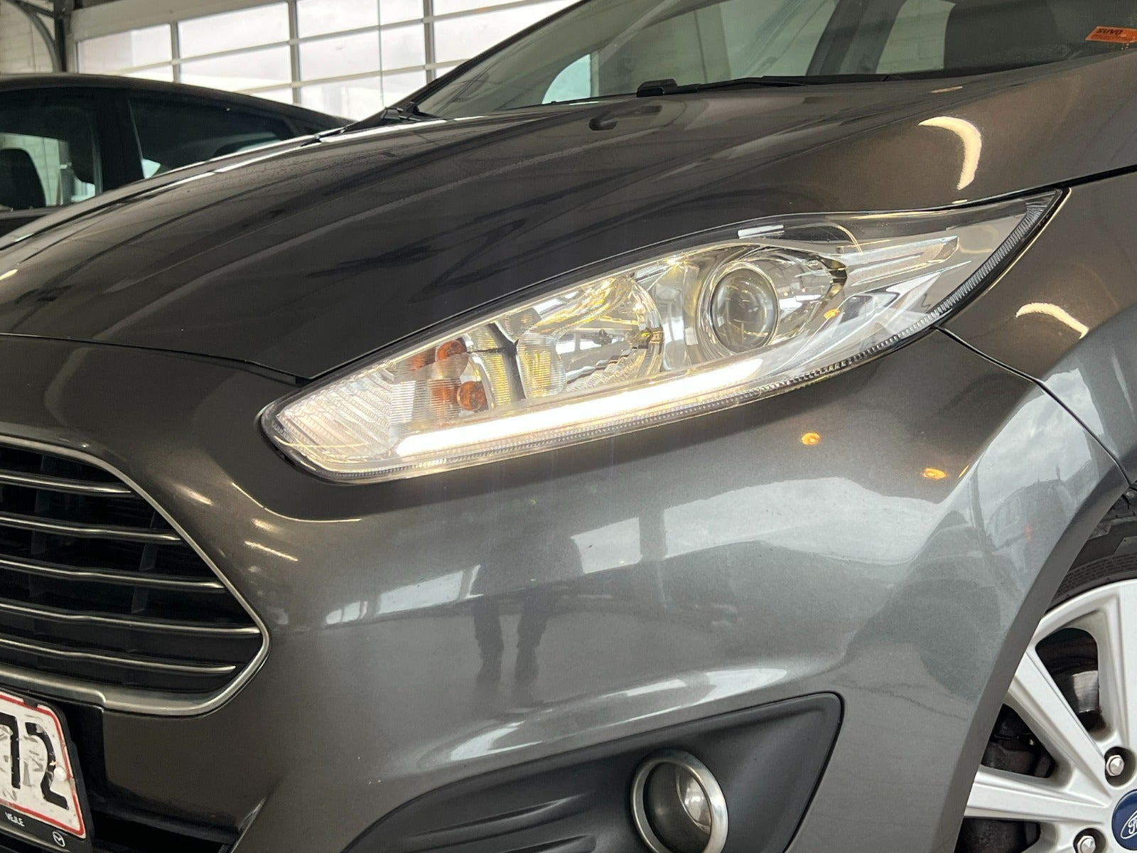 Grå Ford Fiesta fra 2015