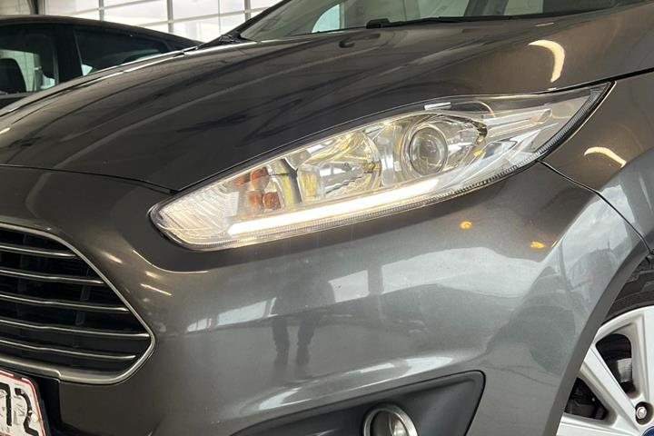 Grå Ford Fiesta fra 2015