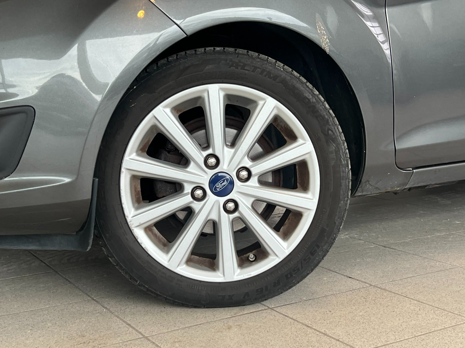 Grå Ford Fiesta fra 2015