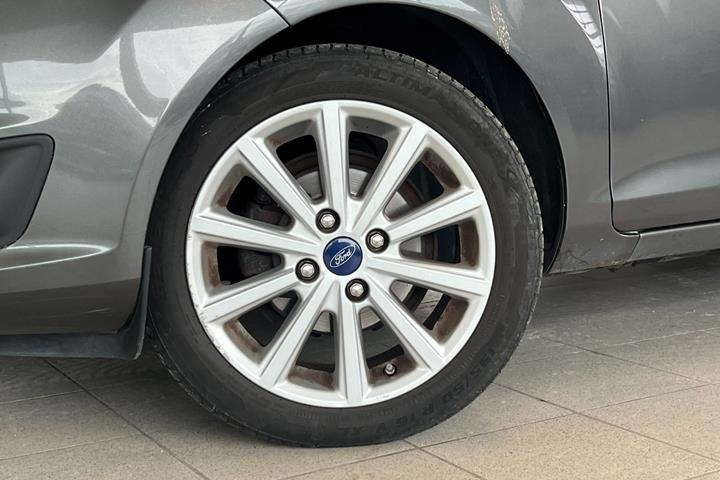 Grå Ford Fiesta fra 2015