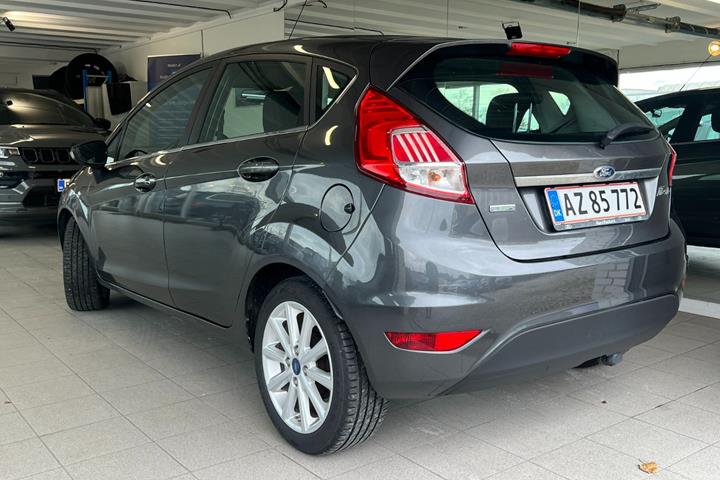 Grå Ford Fiesta fra 2015