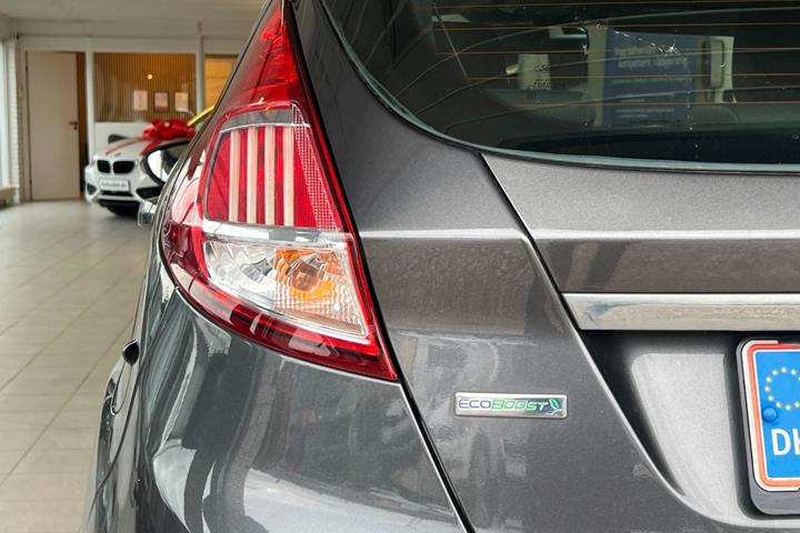 Grå Ford Fiesta fra 2015
