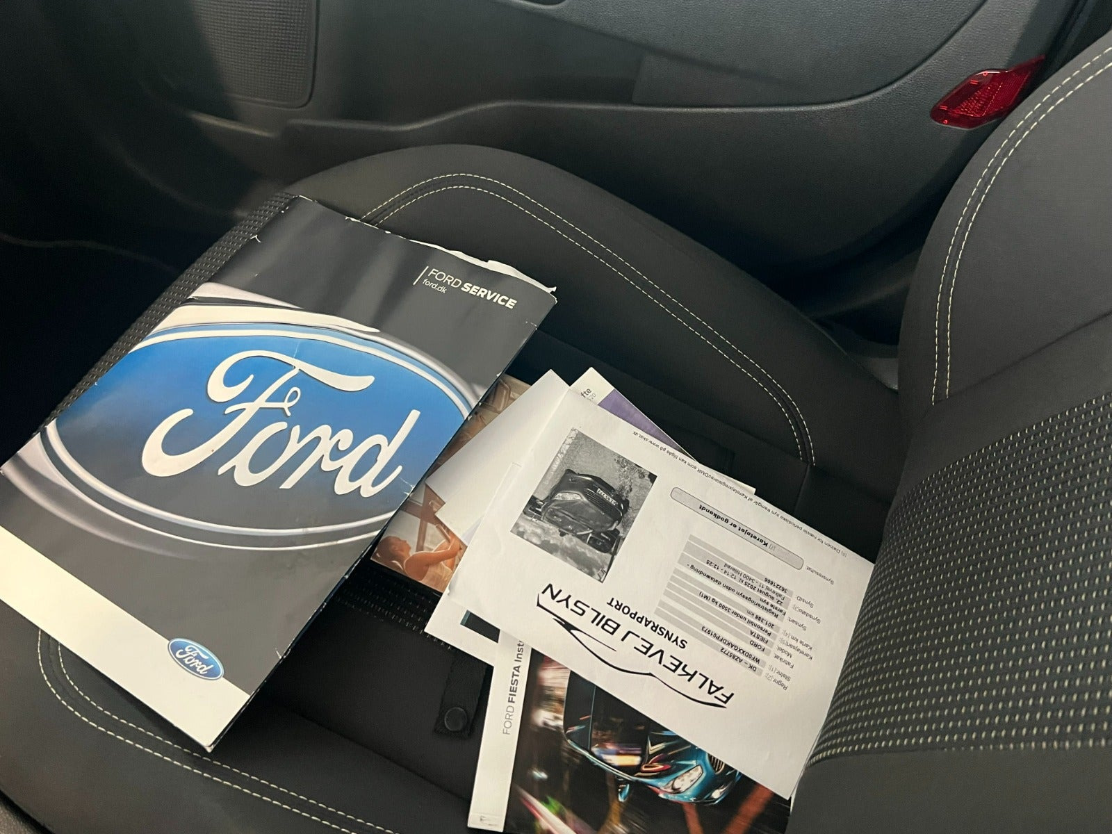 Grå Ford Fiesta fra 2015