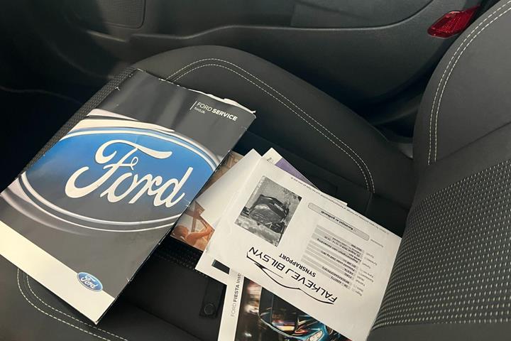 Grå Ford Fiesta fra 2015