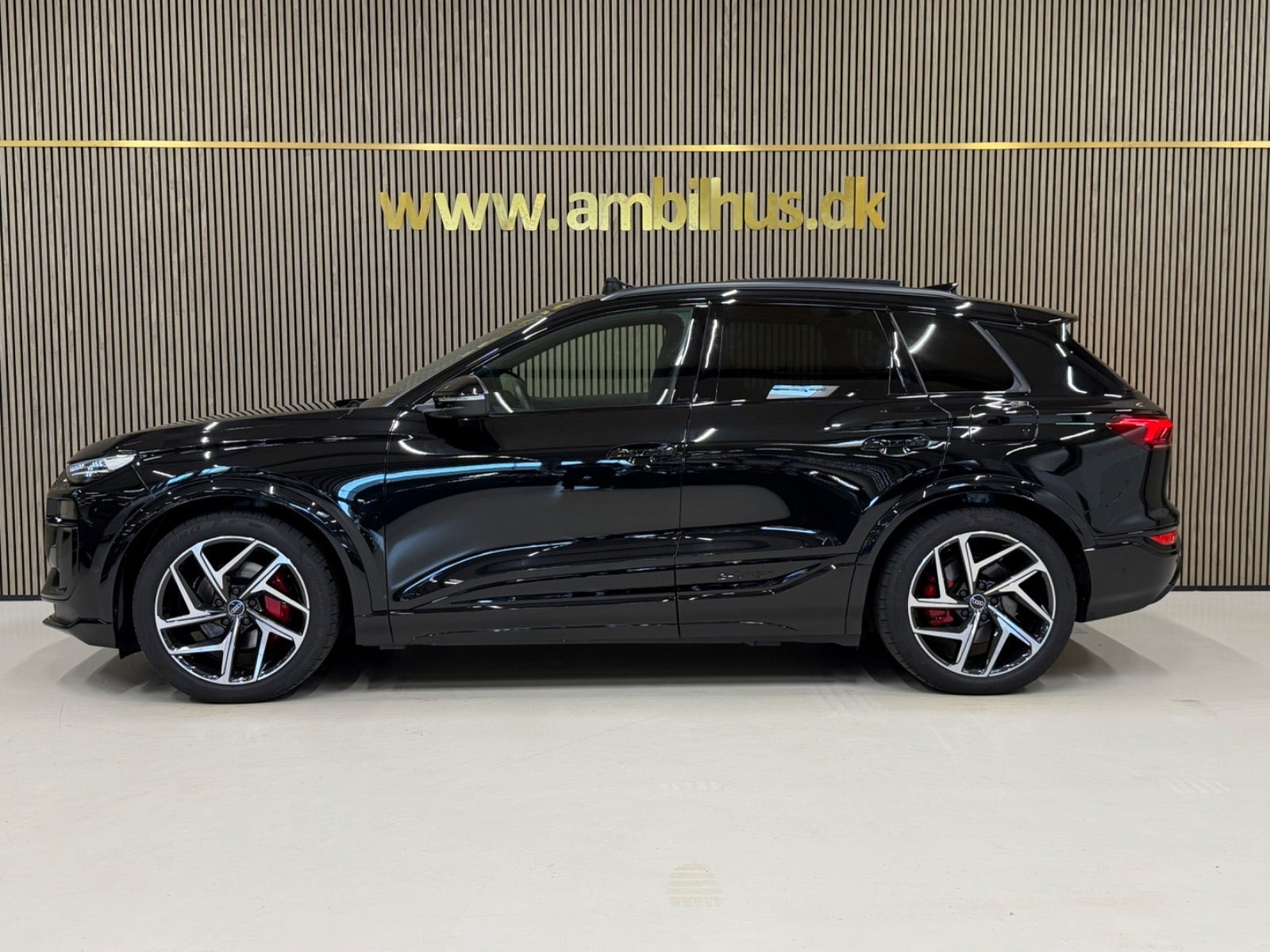 Sort Audi Q6 e-tron fra 2025