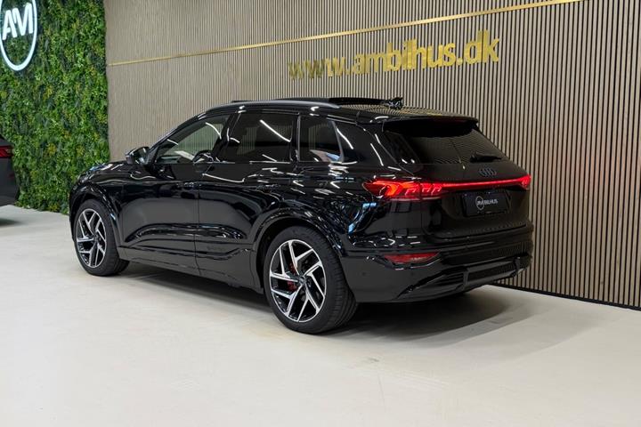 Sort Audi Q6 e-tron fra 2025