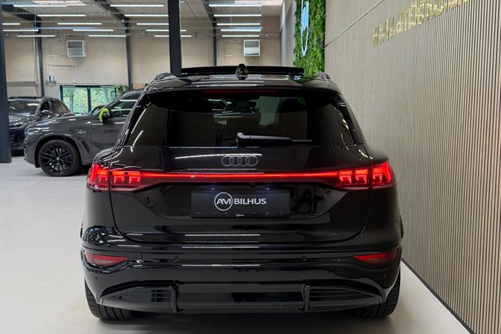 Sort Audi Q6 e-tron fra 2025