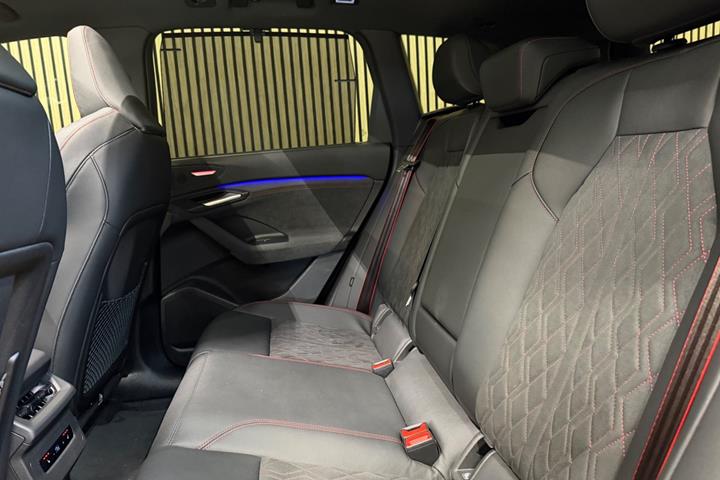 Sort Audi Q6 e-tron fra 2025