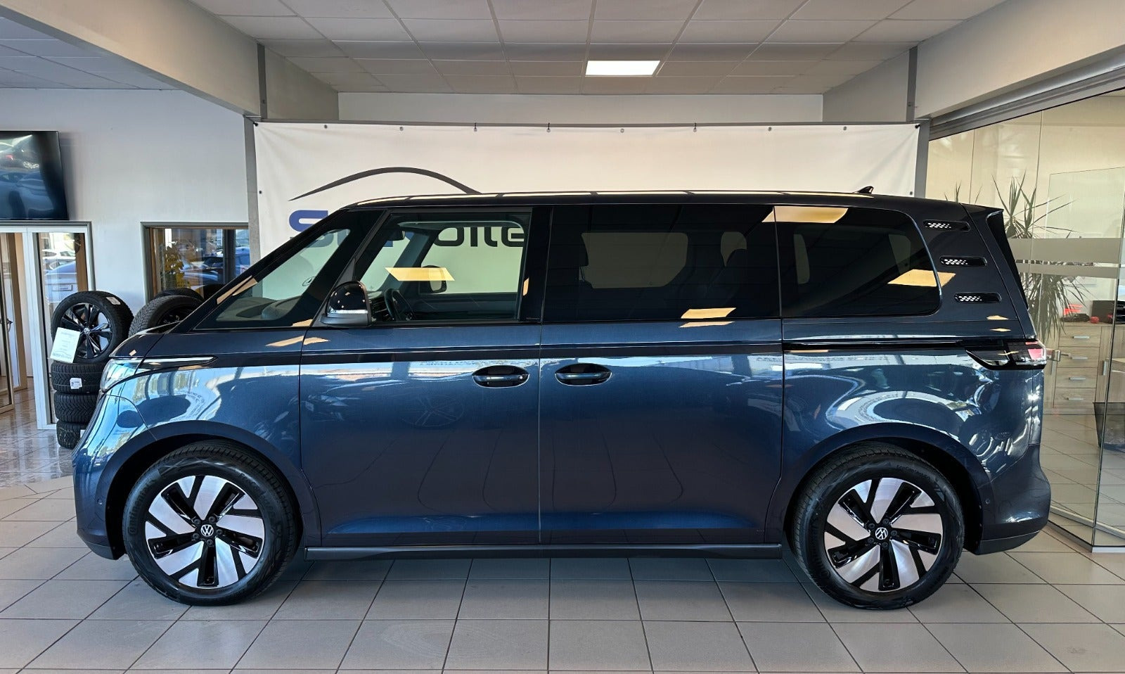 Blå VW ID.Buzz fra 2024
