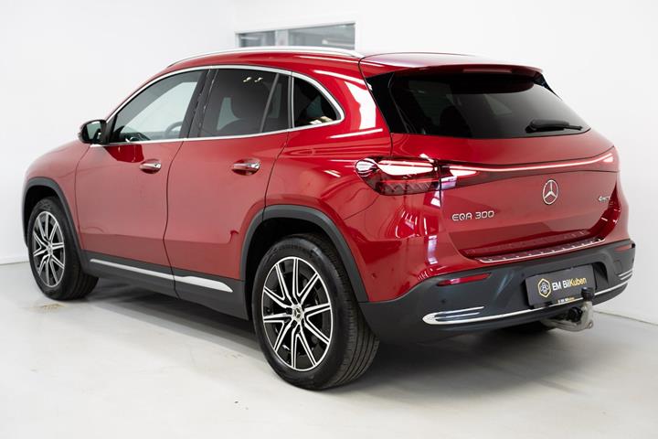 Rød Mercedes EQA300 fra 2024