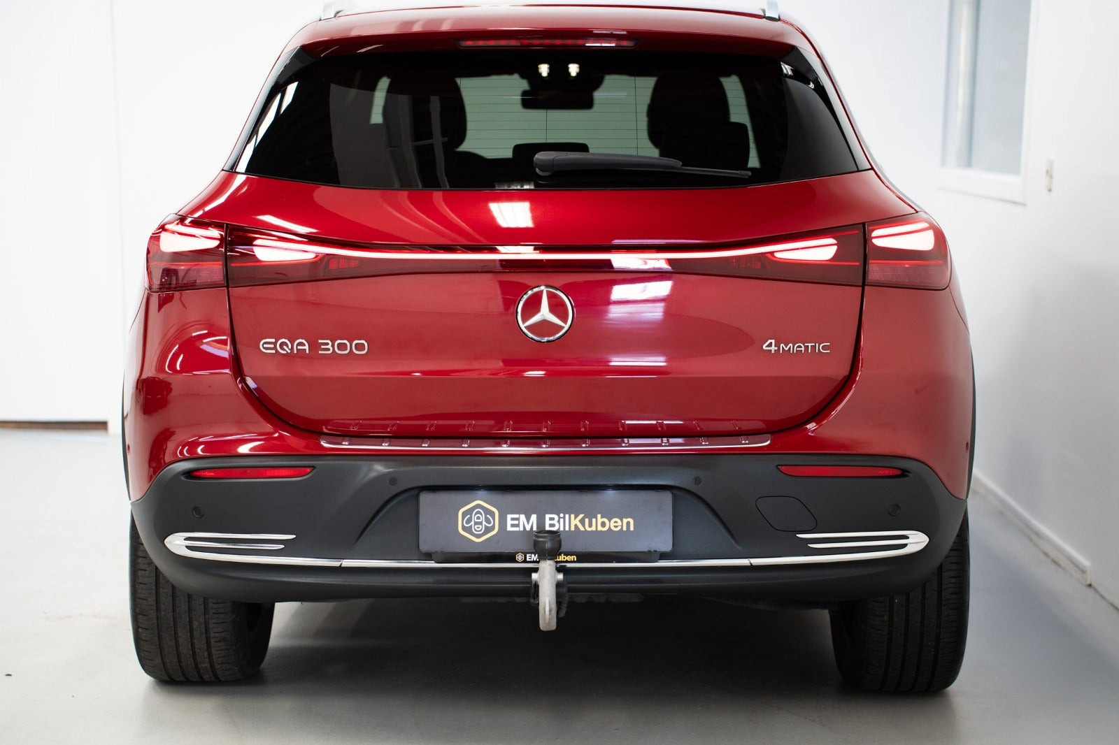 Rød Mercedes EQA300 fra 2024