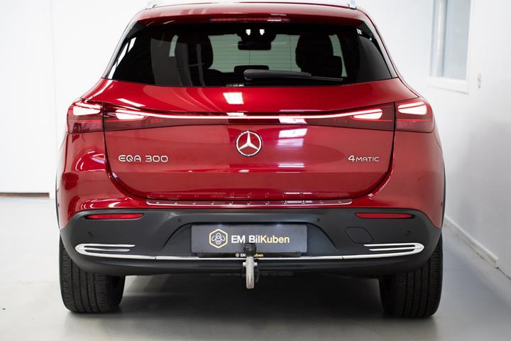 Rød Mercedes EQA300 fra 2024