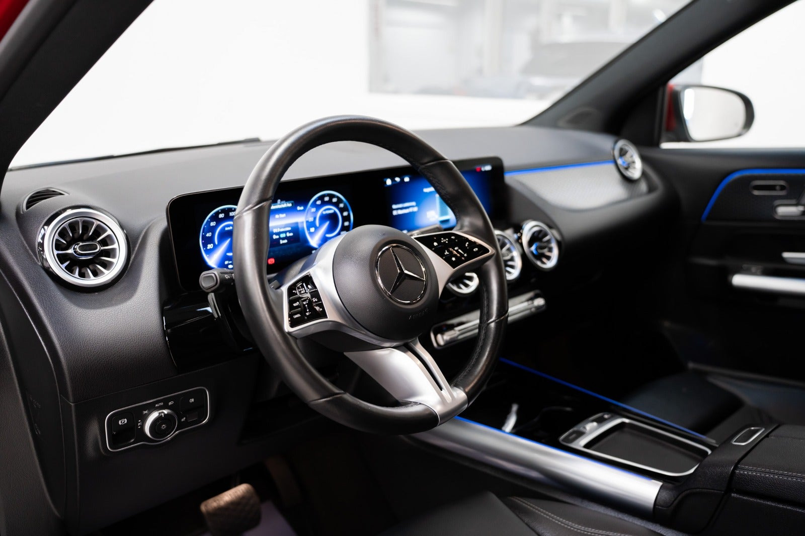 Rød Mercedes EQA300 fra 2024