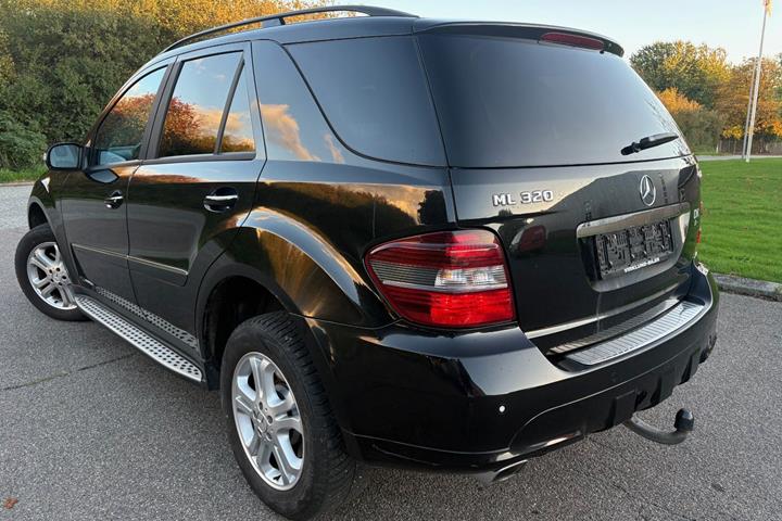 Sort Mercedes ML320 fra 2007