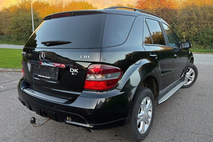 Sort Mercedes ML320 fra 2007