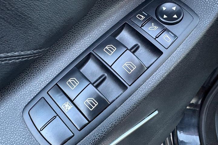 Sort Mercedes ML320 fra 2007