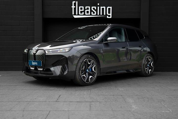 Grå BMW iX fra 2023