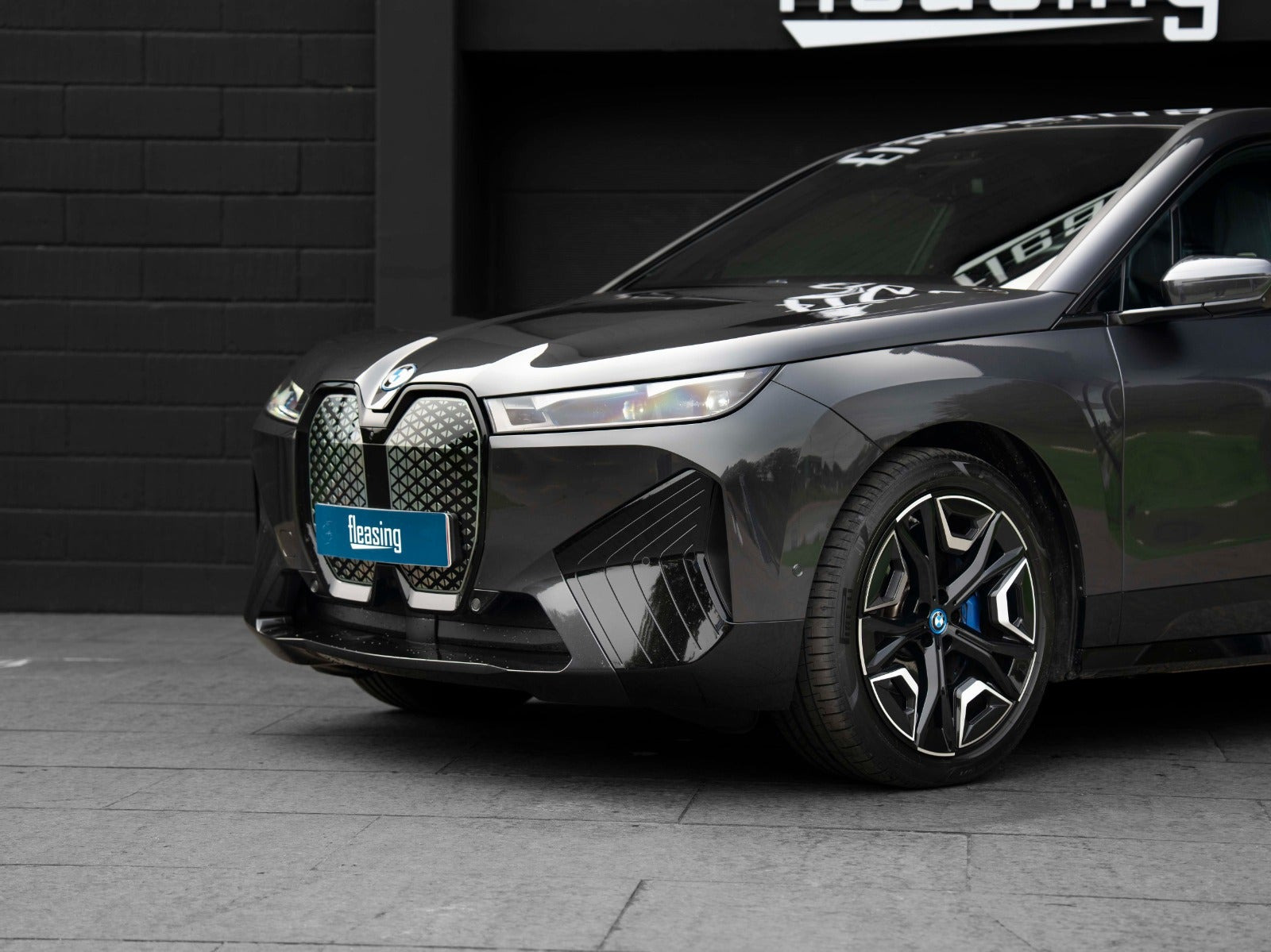 Grå BMW iX fra 2023