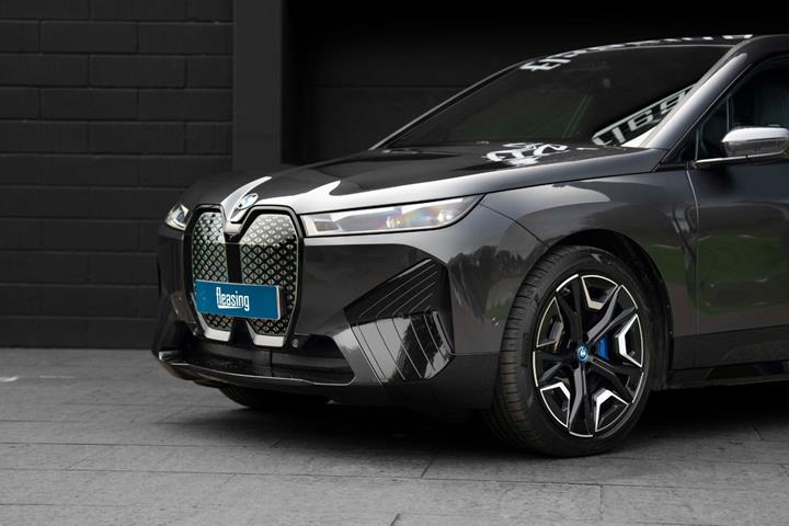 Grå BMW iX fra 2023