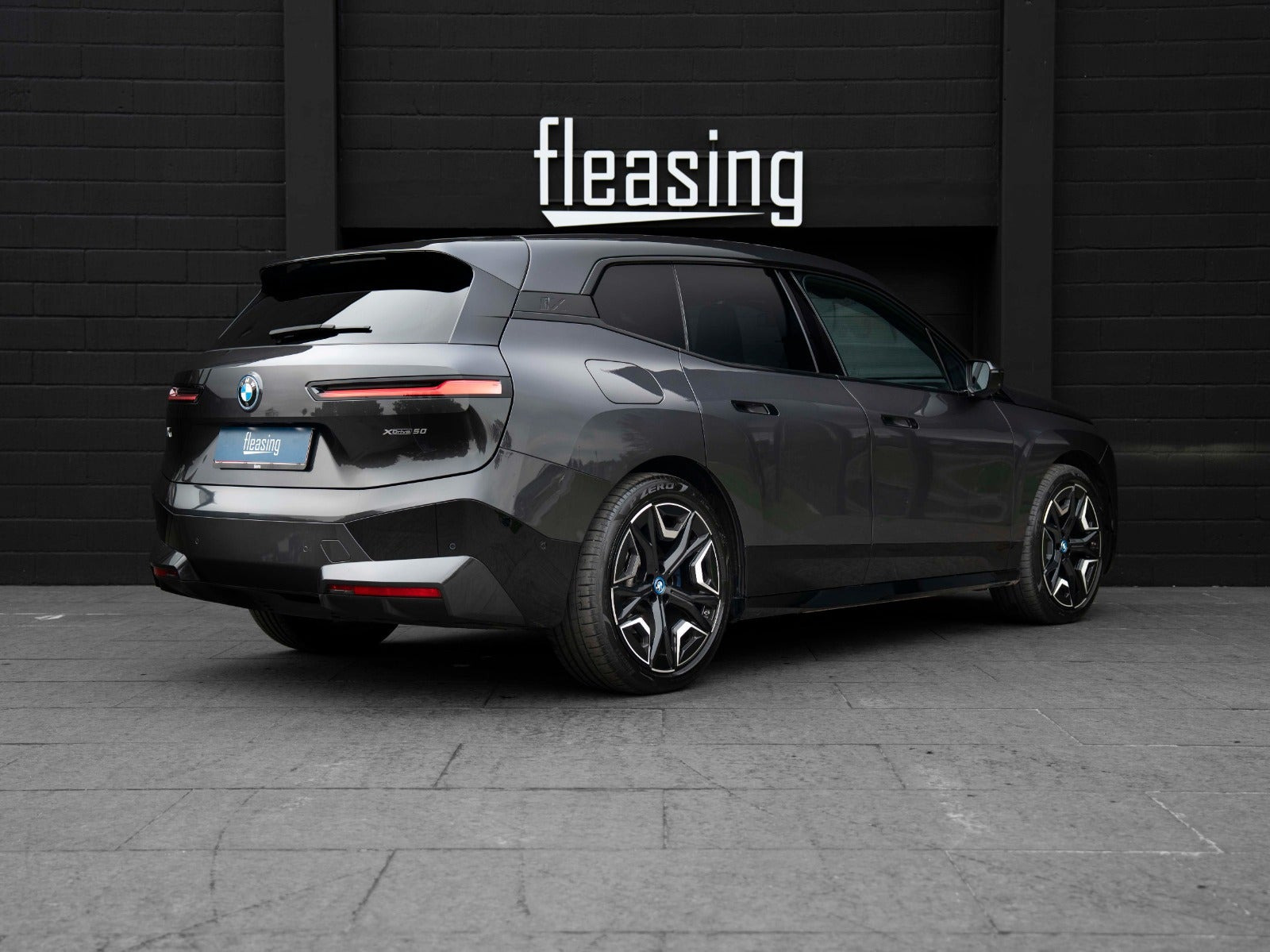Grå BMW iX fra 2023
