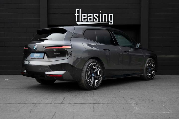 Grå BMW iX fra 2023