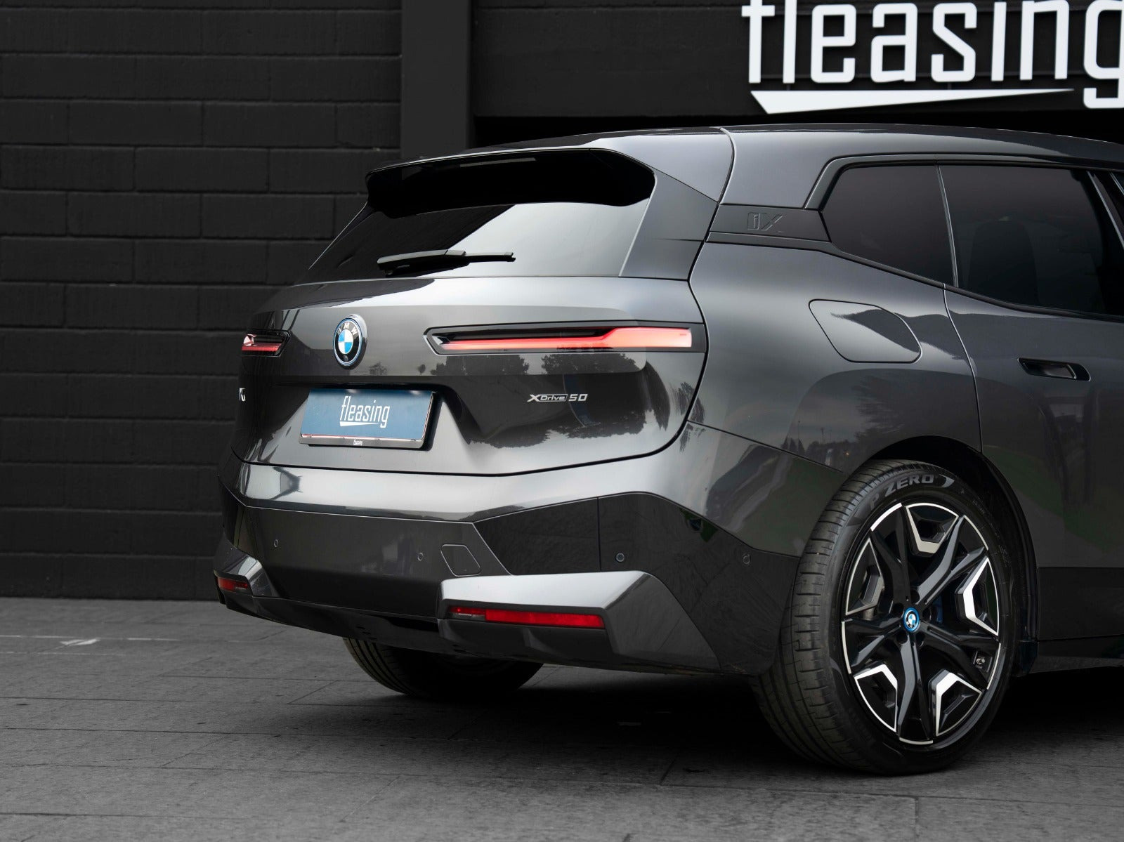 Grå BMW iX fra 2023