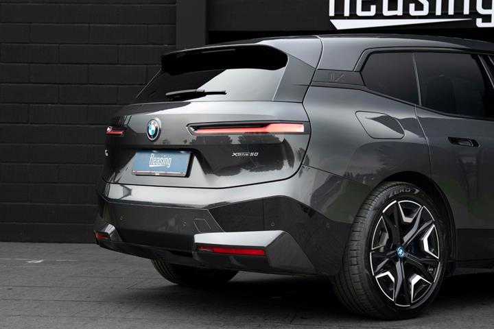 Grå BMW iX fra 2023