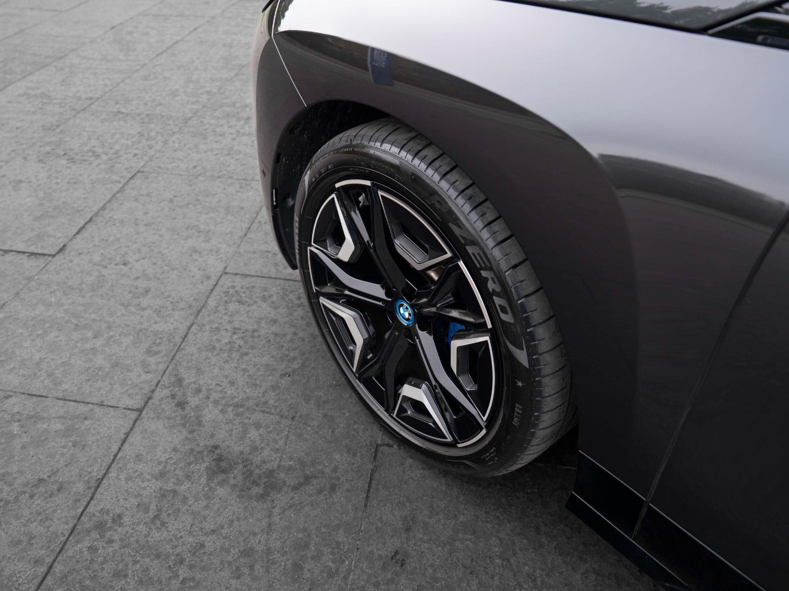 Grå BMW iX fra 2023