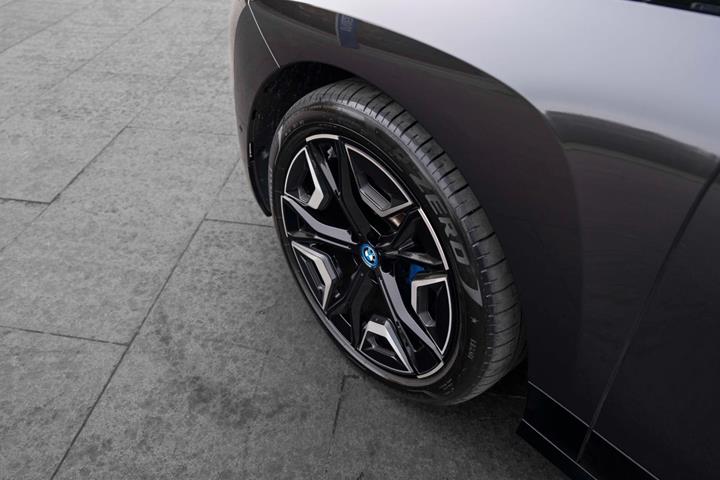 Grå BMW iX fra 2023