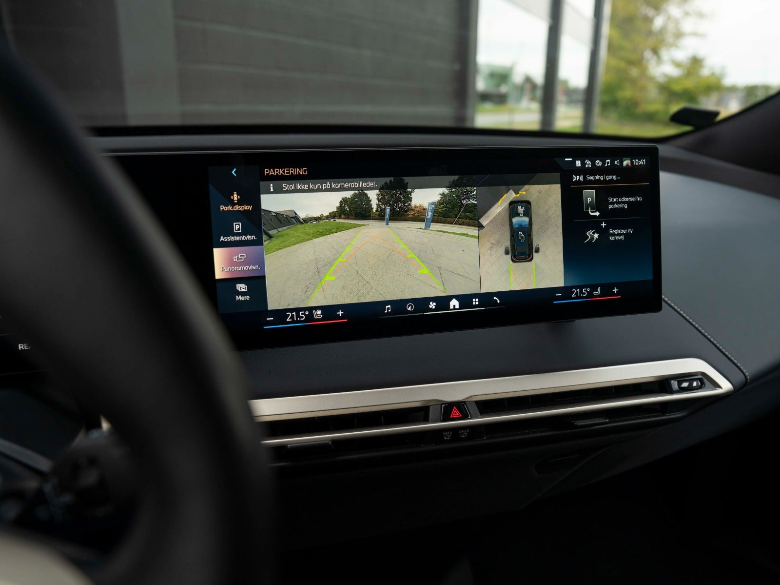 Grå BMW iX fra 2023